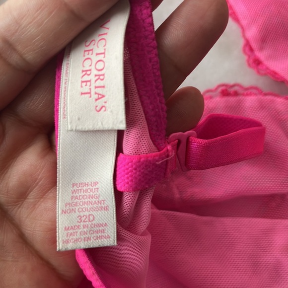 Victoria's Secret hot Pink blush Push Up Bra Gold Accents 32D Bundle of two Bras - Picture 12 of 13
